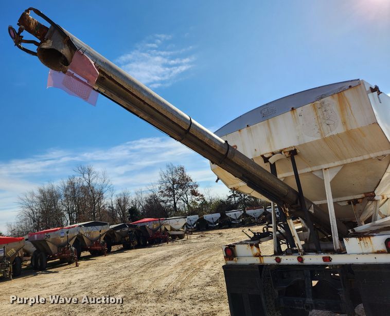 image for item KT9589 1993 International 4900  fertilizer delivery truck