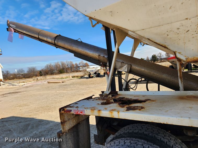 image for item KT9589 1993 International 4900  fertilizer delivery truck