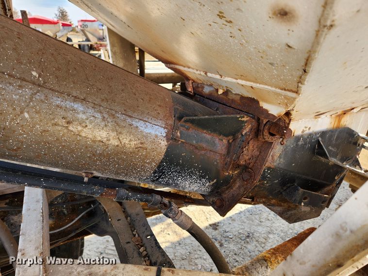 image for item KT9589 1993 International 4900  fertilizer delivery truck