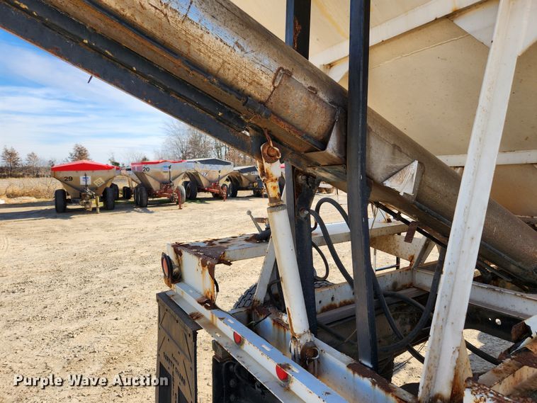 image for item KT9589 1993 International 4900  fertilizer delivery truck