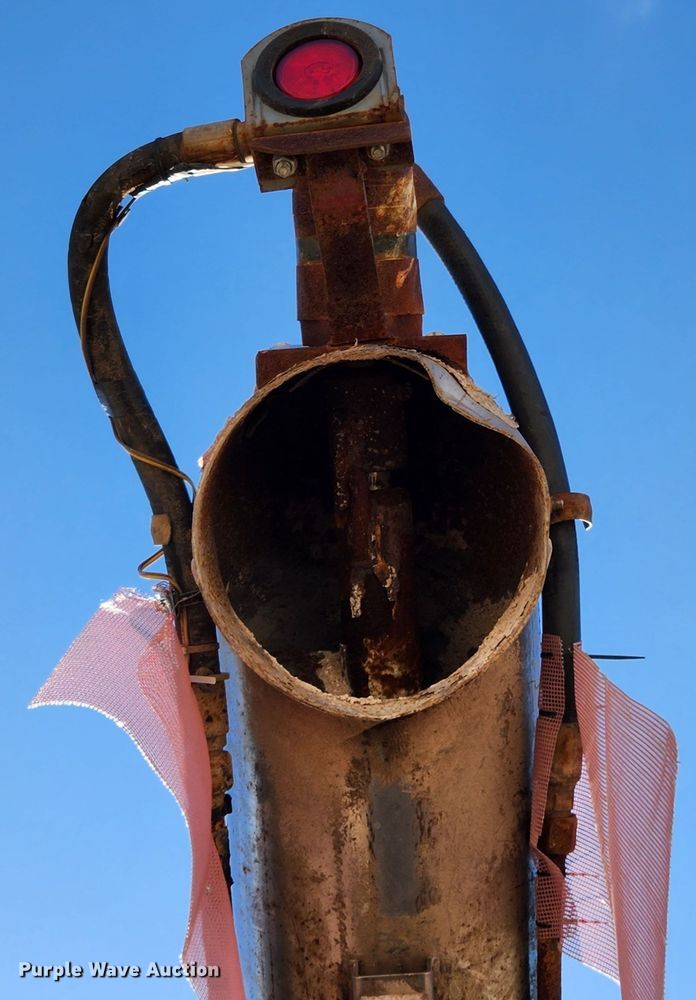 image for item KT9589 1993 International 4900  fertilizer delivery truck