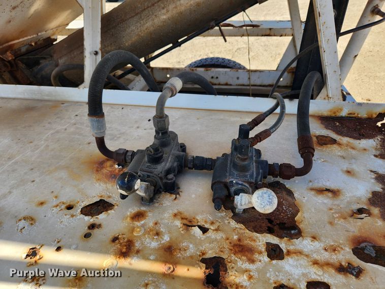 image for item KT9589 1993 International 4900  fertilizer delivery truck