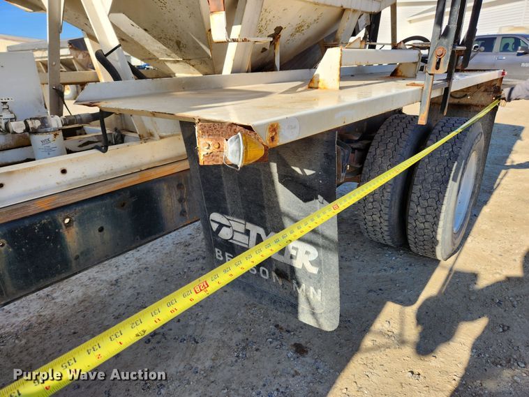 image for item KT9589 1993 International 4900  fertilizer delivery truck