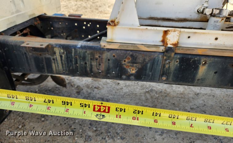 image for item KT9589 1993 International 4900  fertilizer delivery truck