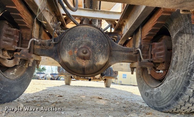 image for item KT9589 1993 International 4900  fertilizer delivery truck