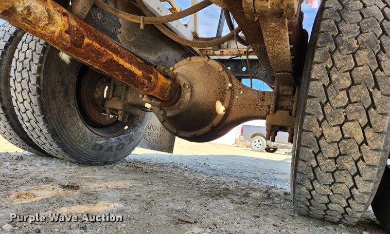 image for item KT9589 1993 International 4900  fertilizer delivery truck