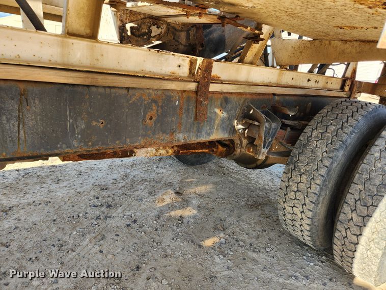 image for item KT9589 1993 International 4900  fertilizer delivery truck