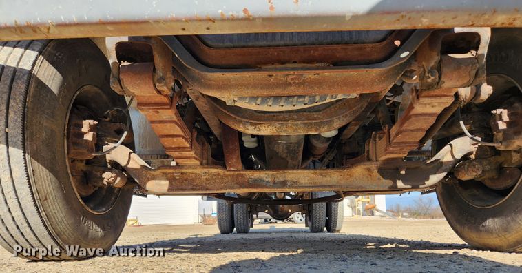 image for item KT9589 1993 International 4900  fertilizer delivery truck