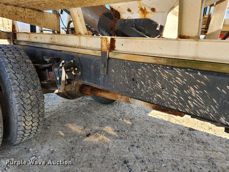 image for item KT9589 1993 International 4900  fertilizer delivery truck