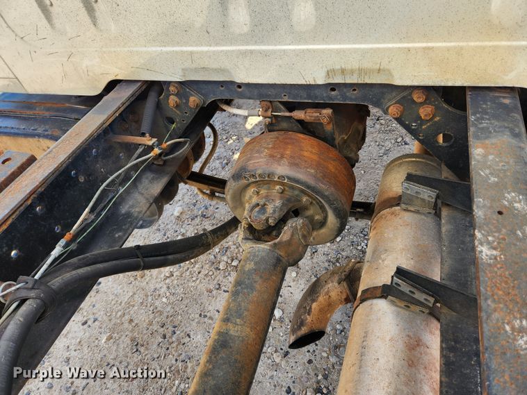 image for item KT9589 1993 International 4900  fertilizer delivery truck