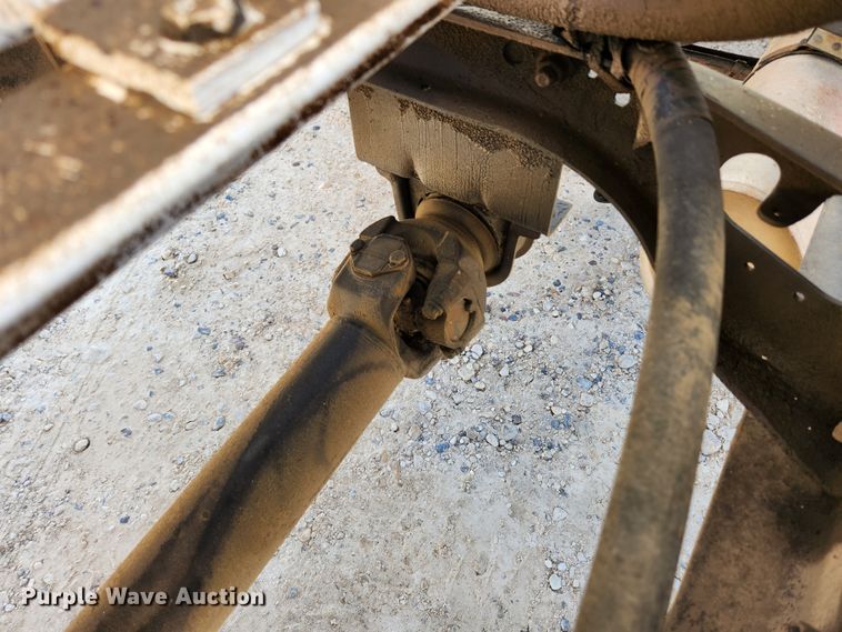 image for item KT9589 1993 International 4900  fertilizer delivery truck