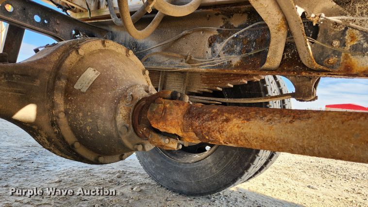 image for item KT9589 1993 International 4900  fertilizer delivery truck