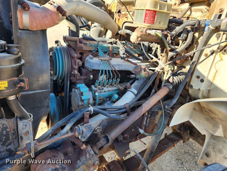 image for item KT9589 1993 International 4900  fertilizer delivery truck