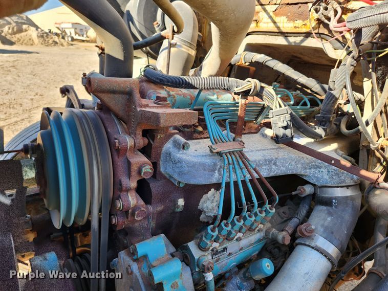 image for item KT9589 1993 International 4900  fertilizer delivery truck