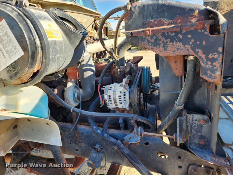 image for item KT9589 1993 International 4900  fertilizer delivery truck