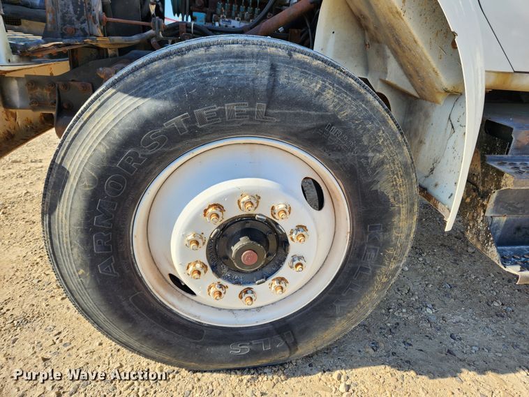 image for item KT9589 1993 International 4900  fertilizer delivery truck