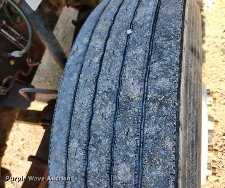 image for item KT9589 1993 International 4900  fertilizer delivery truck