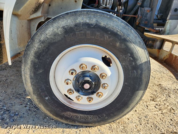 image for item KT9589 1993 International 4900  fertilizer delivery truck