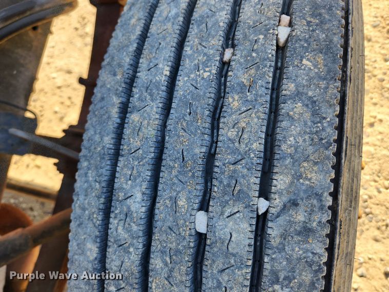 image for item KT9589 1993 International 4900  fertilizer delivery truck