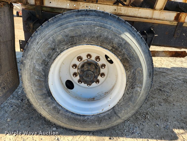 image for item KT9589 1993 International 4900  fertilizer delivery truck