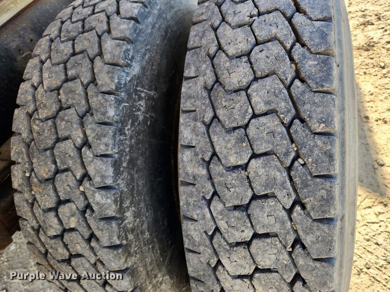 image for item KT9589 1993 International 4900  fertilizer delivery truck