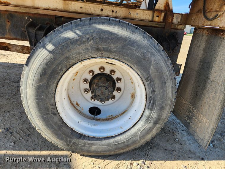 image for item KT9589 1993 International 4900  fertilizer delivery truck