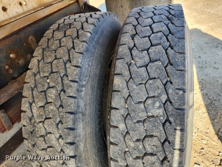 image for item KT9589 1993 International 4900  fertilizer delivery truck