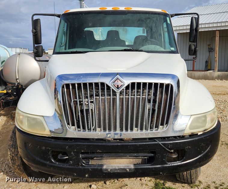 image for item KT9590 2005 International 4300  truck cab and chassis