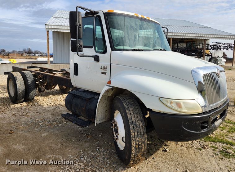image for item KT9590 2005 International 4300  truck cab and chassis