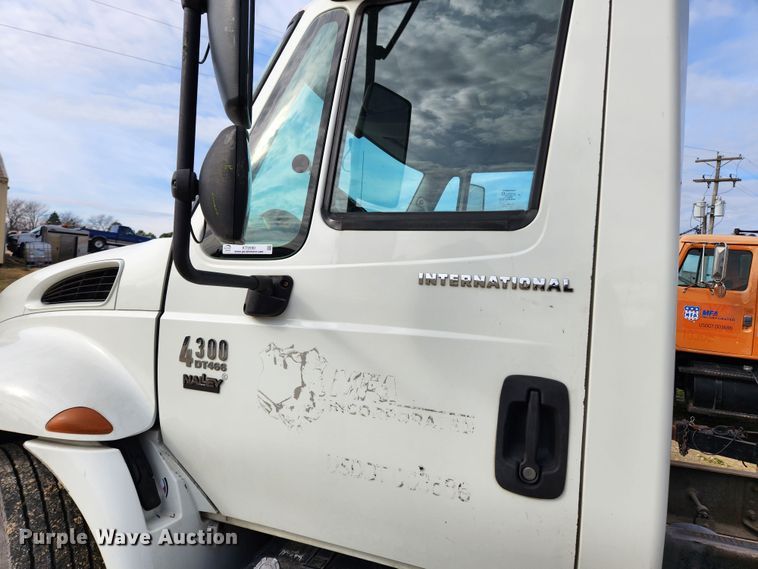 image for item KT9590 2005 International 4300  truck cab and chassis