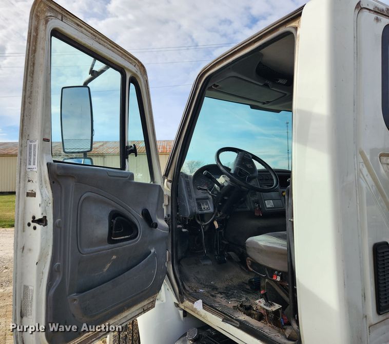 image for item KT9590 2005 International 4300  truck cab and chassis