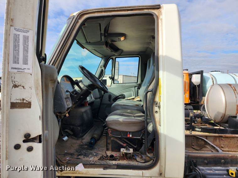 image for item KT9590 2005 International 4300  truck cab and chassis