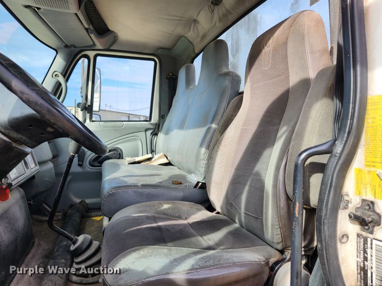 image for item KT9590 2005 International 4300  truck cab and chassis