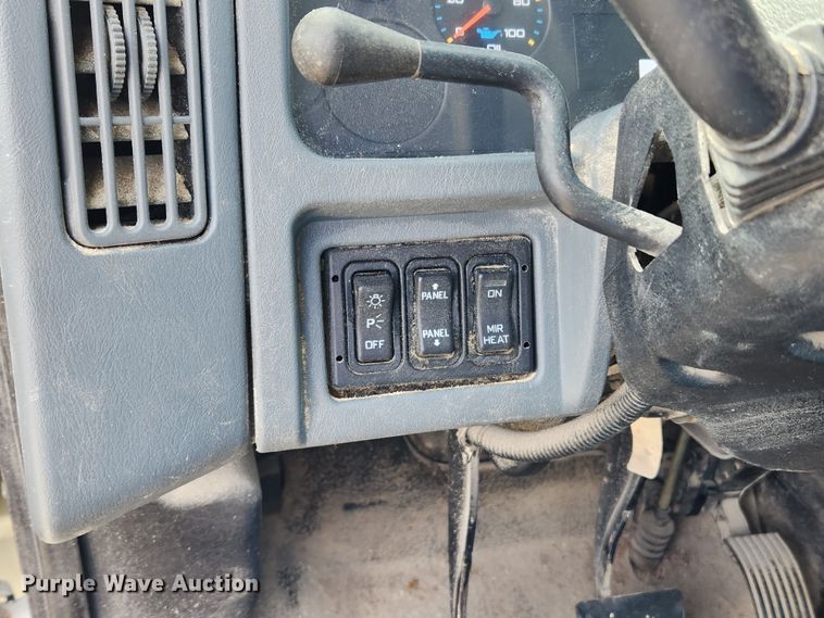 image for item KT9590 2005 International 4300  truck cab and chassis