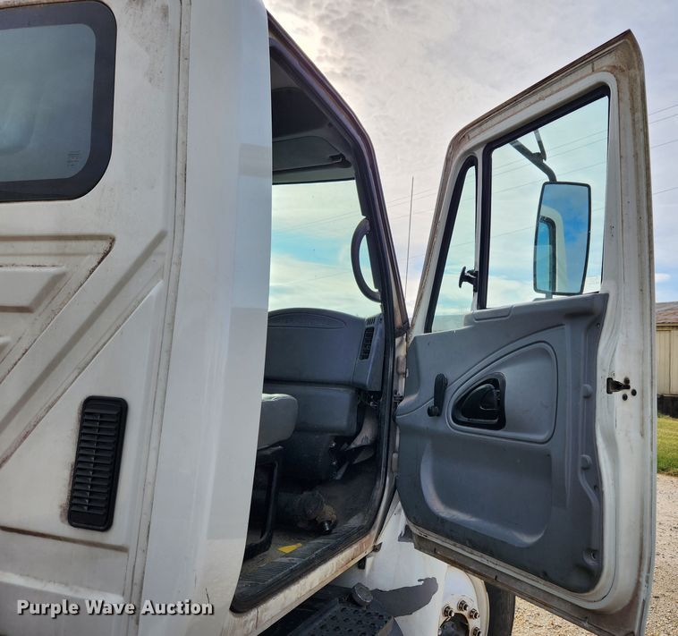 image for item KT9590 2005 International 4300  truck cab and chassis