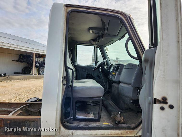 image for item KT9590 2005 International 4300  truck cab and chassis