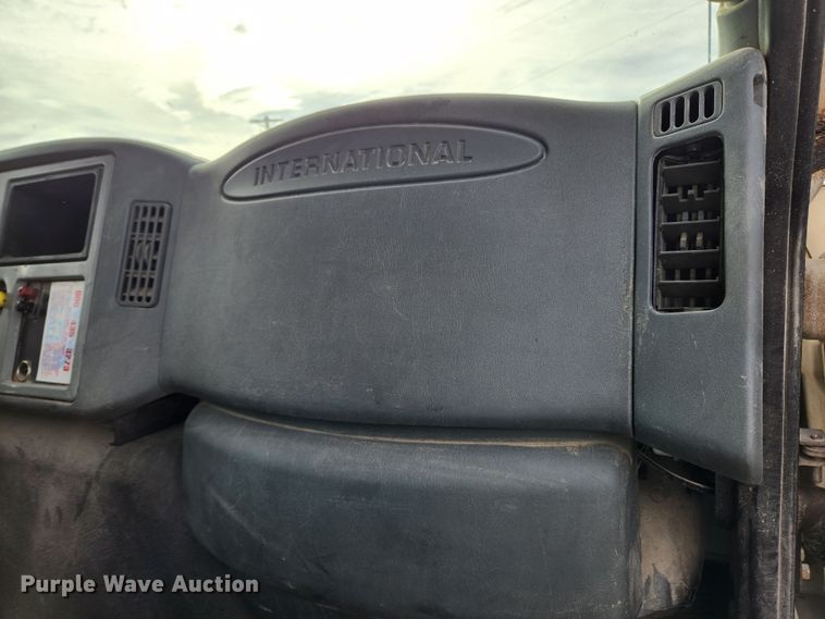 image for item KT9590 2005 International 4300  truck cab and chassis