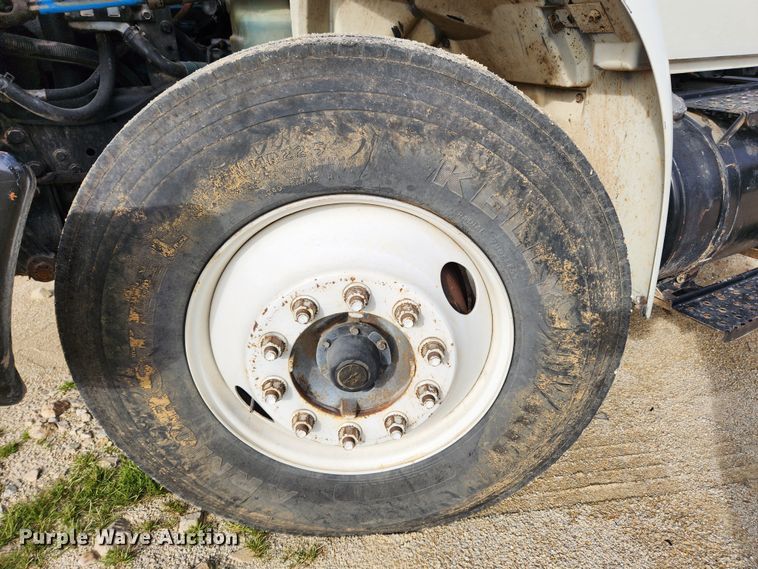 image for item KT9590 2005 International 4300  truck cab and chassis