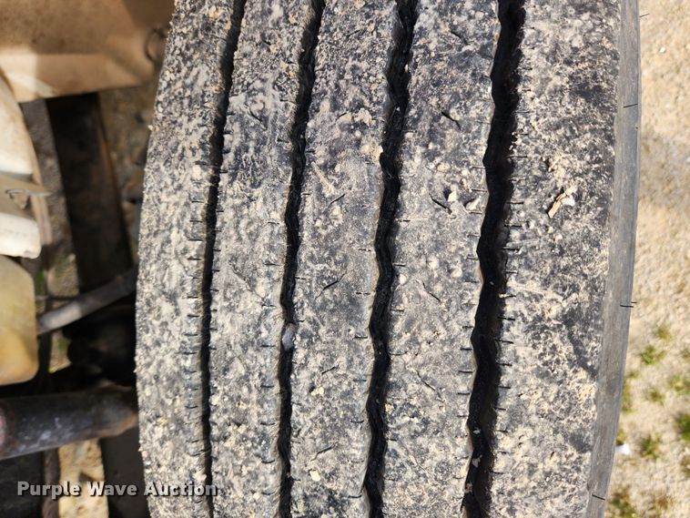 image for item KT9590 2005 International 4300  truck cab and chassis