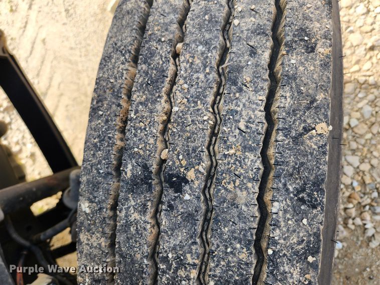 image for item KT9590 2005 International 4300  truck cab and chassis