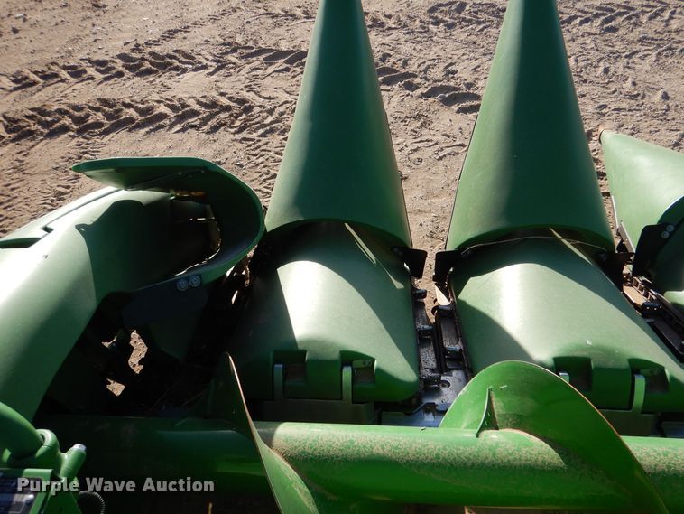 image for item MP9059 John Deere 616C  corn head