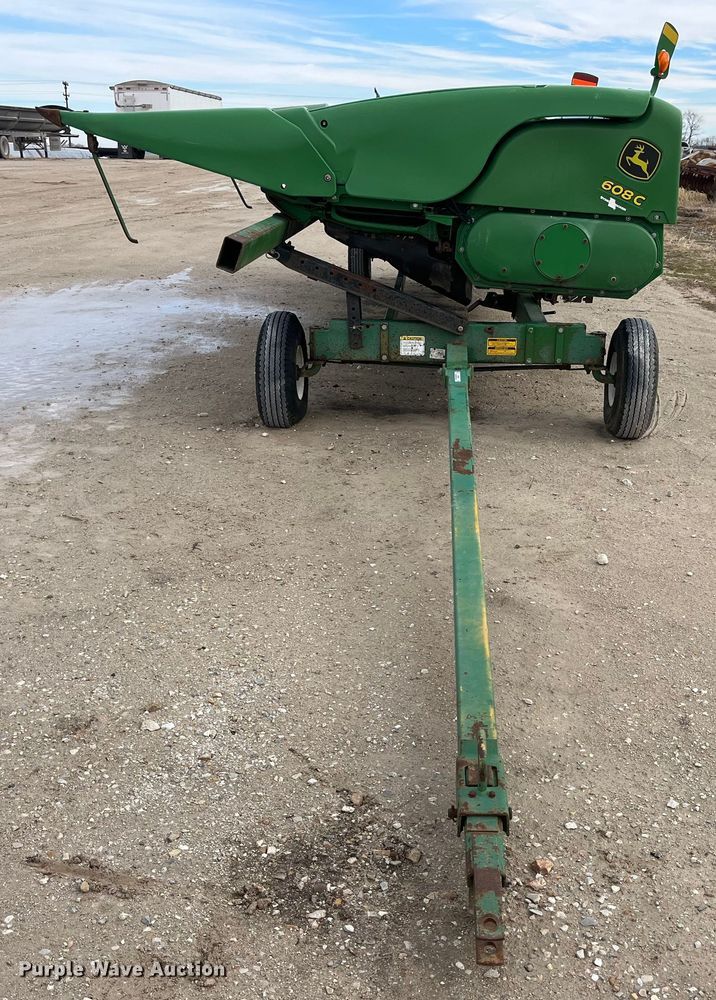 image for item MW9451 2012 John Deere 608C  corn head