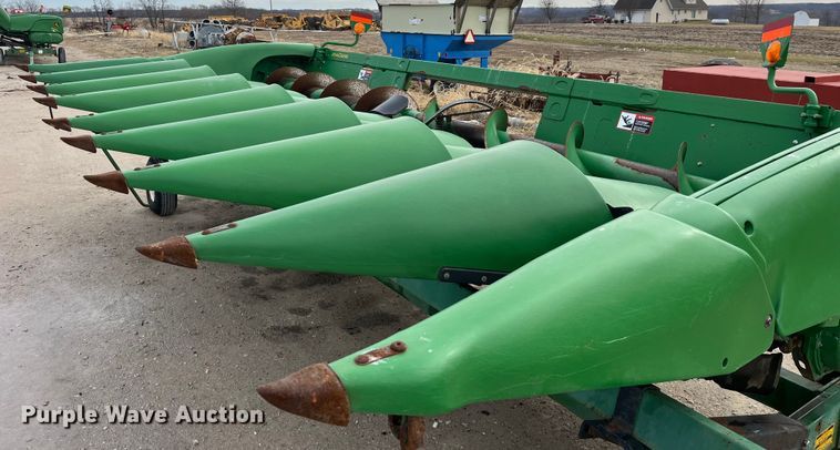 image for item MW9451 2012 John Deere 608C  corn head
