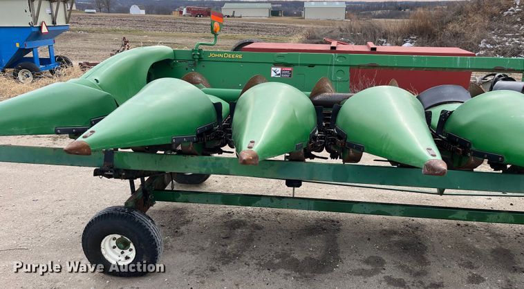 image for item MW9451 2012 John Deere 608C  corn head