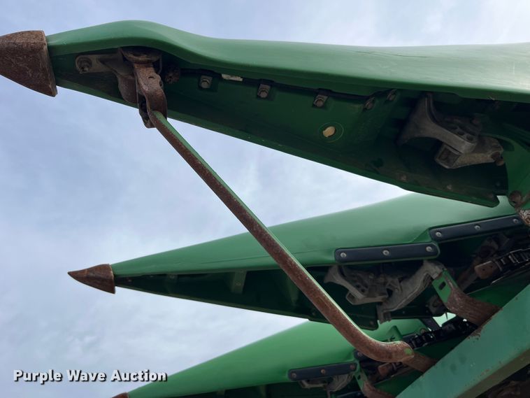 image for item MW9451 2012 John Deere 608C  corn head