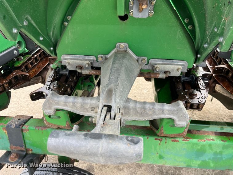 image for item MW9451 2012 John Deere 608C  corn head