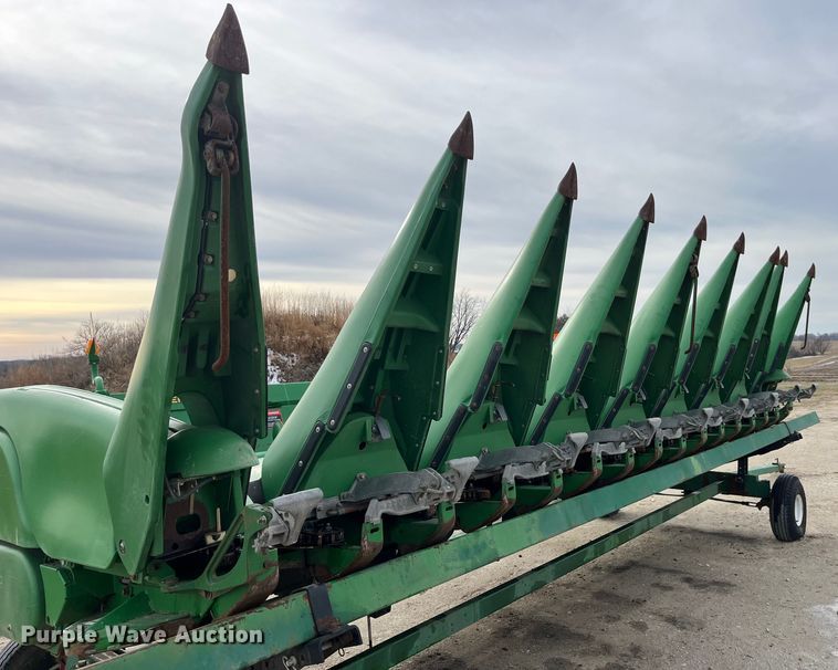 image for item MW9451 2012 John Deere 608C  corn head