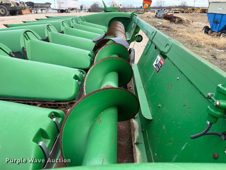 image for item MW9451 2012 John Deere 608C  corn head