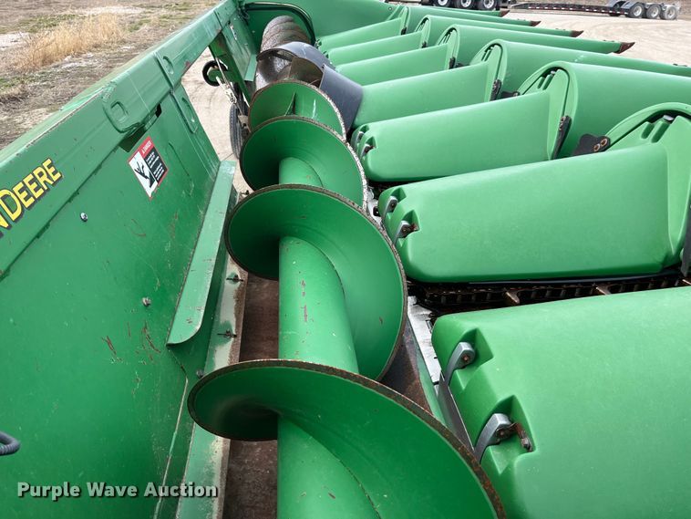 image for item MW9451 2012 John Deere 608C  corn head