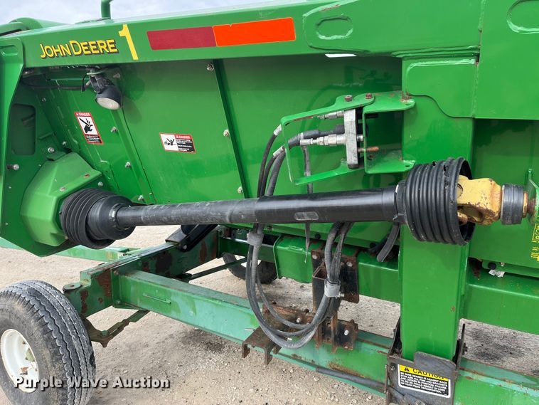 image for item MW9451 2012 John Deere 608C  corn head